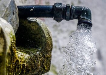 Αίγινα: Ακατάλληλο για όλες τις χρήσεις το νερό στο νησί – Μαρτυρίες για προβλήματα στο δέρμα και στα μάτια