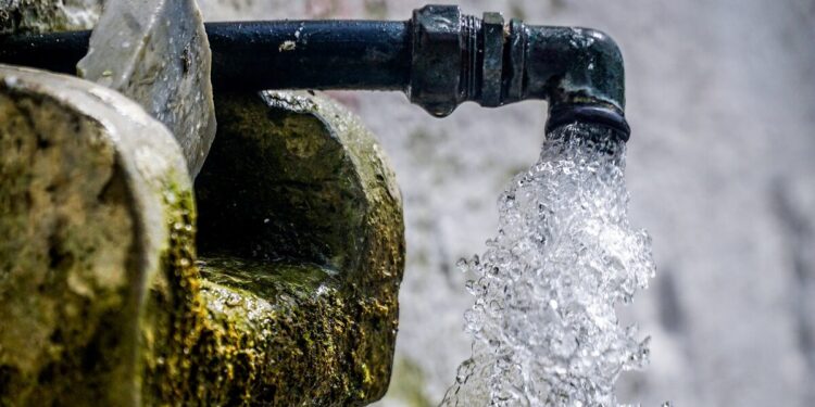 Αίγινα: Ακατάλληλο για όλες τις χρήσεις το νερό στο νησί – Μαρτυρίες για προβλήματα στο δέρμα και στα μάτια