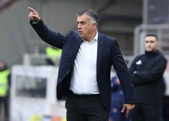 Γιάννης Αναστασίου: Εκνευρισμένος με τη διαιτησία στο Ολυμπιακός – Παναιτωλικός 2-0, δεν δέχθηκε ερωτήσεις