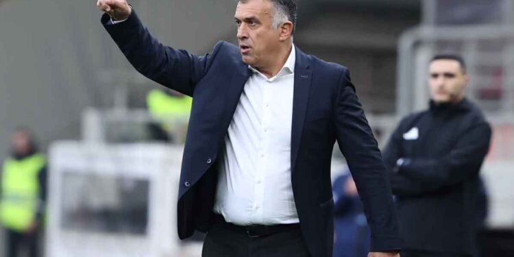 Γιάννης Αναστασίου: Εκνευρισμένος με τη διαιτησία στο Ολυμπιακός – Παναιτωλικός 2-0, δεν δέχθηκε ερωτήσεις