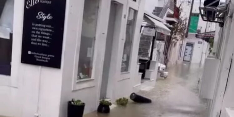 Κακοκαιρία: Σε «μάχη» τα νησιά με τα ακραία καιρικά φαινόμενα – Δρόμοι και σοκάκια έγιναν ποτάμια, πλημμύρισαν σπίτια