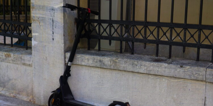 Γκύζη: Σύγκρουση αυτοκινήτου με πατίνι στην Λεωφόρο Αλεξάνδρας