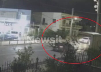 Νέα Πέραμος: Νέο βίντεο ντοκουμέντο με το αυτοκίνητο των δραστών να περνά δίπλα από περιπολικό μετά την αρπαγή του 27χρονου