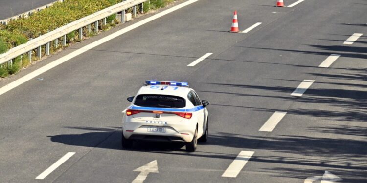 Μαγνησία: Οδηγούσε αντίθετα στην εθνική οδό για 25 χιλιόμετρα και σταμάτησε όταν τράκαρε με νταλίκα