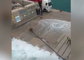 Κακοκαιρία: Πλοίο έδωσε μάχη με τα μανιασμένα κύματα για να δέσει στο λιμάνι της Καρπάθου – Δείτε βίντεο