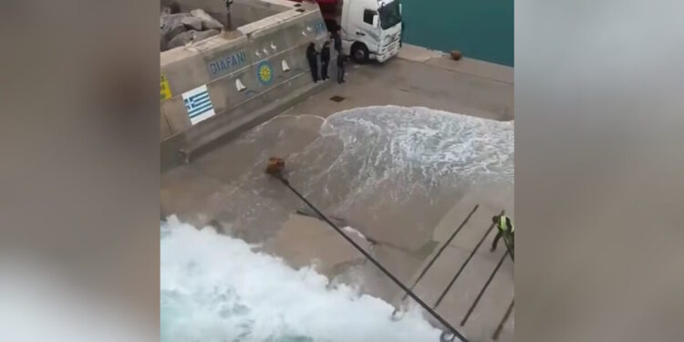 Κακοκαιρία: Πλοίο έδωσε μάχη με τα μανιασμένα κύματα για να δέσει στο λιμάνι της Καρπάθου – Δείτε βίντεο