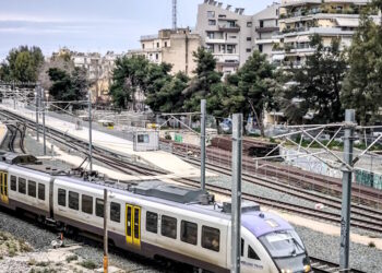 Φωτιά στον Ασπρόπυργο: Διακοπή κυκλοφορίας των τρένων του Προαστιακού στη γραμμή Κιάτο – Πειραιάς – Κιάτο