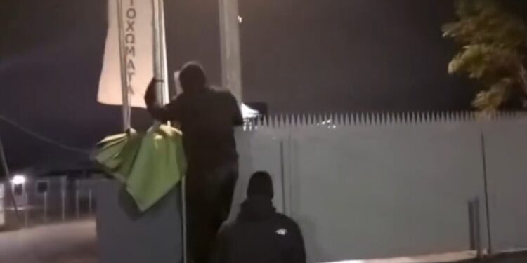 Ο Ρουβίκωνας επιτέθηκε με βαριοπούλες στα γραφεία της Βιολάντα στις Αχαρνές – Δείτε βίντεο