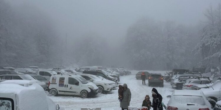Σέρρες: Αποκλείστηκαν οδηγοί στο δρόμο προς τον Λαϊλιά – Οι επιβάτες κάλεσαν το 112