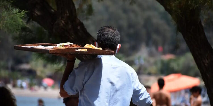ΕΛΣΤΑΤ: Αύξηση τζίρου στις επιχειρήσεις καταλυμάτων, πτώση στην εστίαση