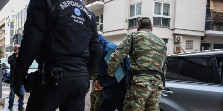 Μαραθώνια η απολογία του σμήναρχου για κατασκοπεία υπέρ της Κίνας – Συνεργάζεται με τις αρχές