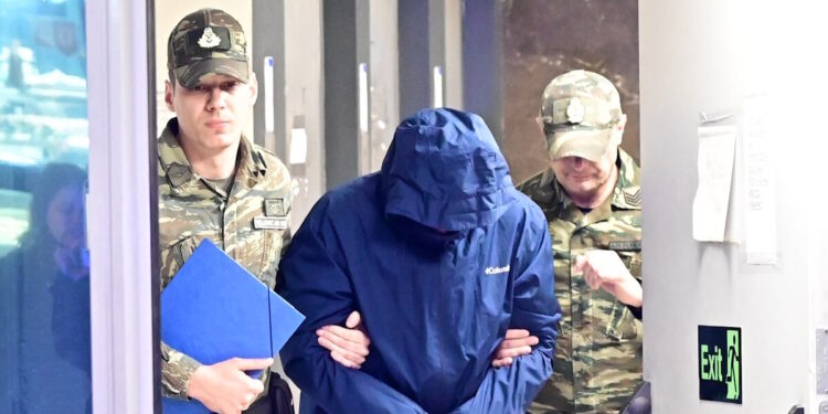 Τρεις υπόπτους κατονόμασε o σμήναρχος για την υπόθεση κατασκοπείας υπέρ της Κίνας: Από το LinkedIn στην προφυλάκιση – Οι απειλές και ο «Στίβεν Γουέιν»