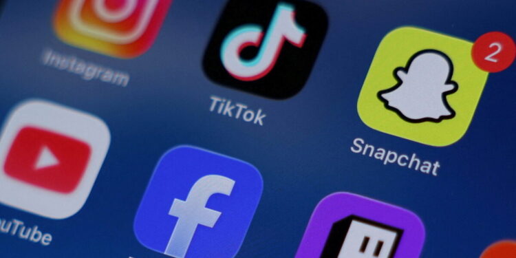 Reuters: Η Ελλάδα είναι «πολύ κοντά» στην απαγόρευση των social media σε παιδιά κάτω των 15 ετών