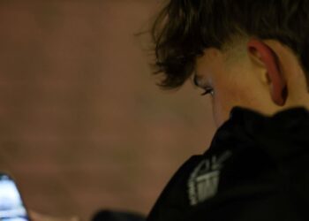 Η απαγόρευση των social media για ανήλικους κάτω των 15 ετών και οι μοιρασμένες απόψεις των γονιών