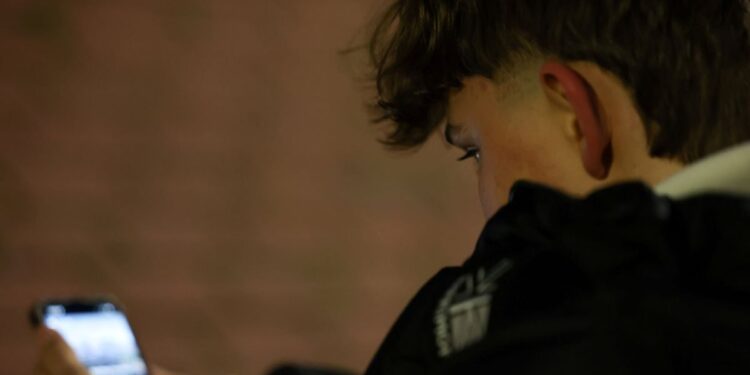 Η απαγόρευση των social media για ανήλικους κάτω των 15 ετών και οι μοιρασμένες απόψεις των γονιών