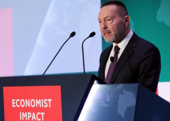 Στουρνάρας: Σε πολύ ισχυρότερη θέση οι ελληνικές τράπεζες