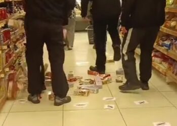 Βόλος: Νεαροί εισέβαλαν σε σούπερ μάρκετ και ποδοπάτησαν προϊόντα της «Βιολάντα» – Δείτε βίντεο