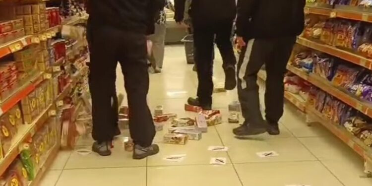Βόλος: Νεαροί εισέβαλαν σε σούπερ μάρκετ και ποδοπάτησαν προϊόντα της «Βιολάντα» – Δείτε βίντεο
