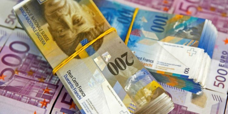 Δάνεια σε ελβετικό φράγκο: Στην τελική ευθεία για την έναρξη των ρυθμίσεων – Ποιοι είναι οι όροι και ποιοι εξαιρούνται από τα κριτήρια