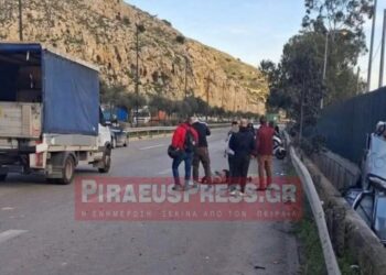 Σοκαριστικό τροχαίο στο Σχιστό: Αυτοκίνητο σφηνώθηκε σε χαντάκι δίπλα σε κιγκλιδώματα