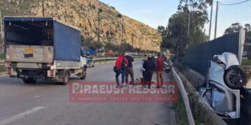 Σοκαριστικό τροχαίο στο Σχιστό: Αυτοκίνητο σφηνώθηκε σε χαντάκι δίπλα σε κιγκλιδώματα