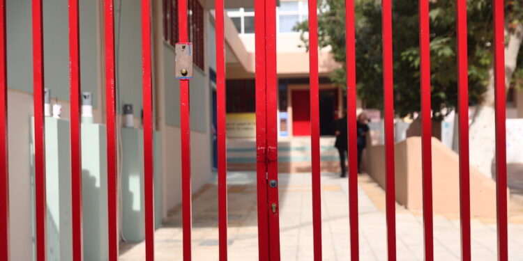 Χαλάνδρι: Καθηγήτρια ΕΠΑΛ «βάζει τα παιδιά να σκάβουν αυλάκια για να τους σβήσει απουσίες»