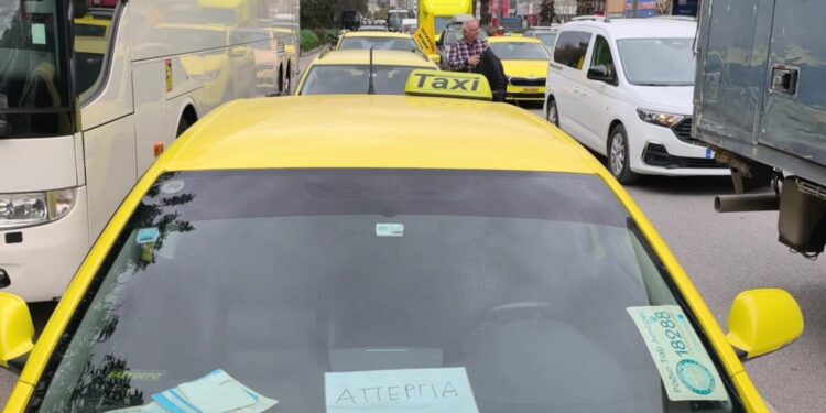 Απεργία ταξί: Κίτρινη αυτοκινητοπομπή προς το «Ελευθέριος Βενιζέλος» – «Είμαστε ξανά στον δρόμο για ένα καλύτερο μέλλον»