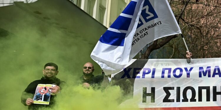 Απεργία ταξί: Για τρίτη ημέρα κινητοποιήσεις στην Αθήνα – Με καπνογόνα η πορεία προς το Μέγαρο Μαξίμου