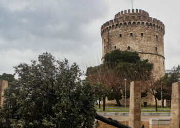Θεσσαλονίκη: Στο έλεος της κακοκαιρίας – Στέγαστρο έπεσε σε κολώνα της ΔΕΗ, δέντρο ξεριζώθηκε μπροστά στον Λευκό Πύργο