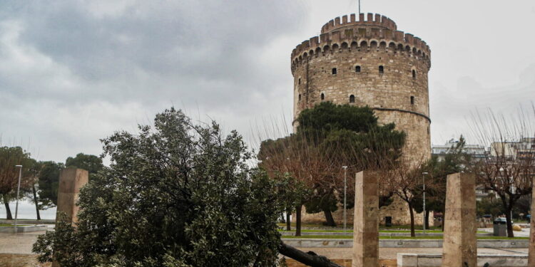 Θεσσαλονίκη: Στο έλεος της κακοκαιρίας – Στέγαστρο έπεσε σε κολώνα της ΔΕΗ, δέντρο ξεριζώθηκε μπροστά στον Λευκό Πύργο