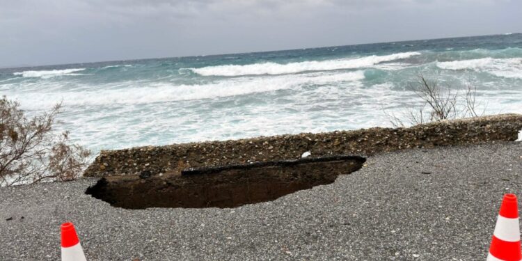 Τήνος: Σε κατάσταση έκτακτης ανάγκης το νησί εξαιτίας της κακοκαιρίας – Εκτεταμένες ζημιές στο οδικό δίκτυο και σε περιουσίες