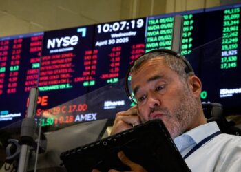 Wall Street: Πιέσεις στον S&P 500 για τρίτη ημέρα, θετικό όμως το μηνιαίο πρόσημο