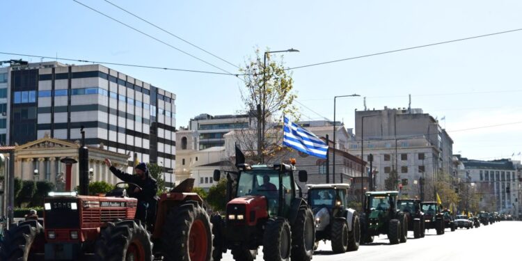 Αγρότες: Με κόρνες και μαρσαρίσματα αποχώρησαν τα τρακτέρ από το Σύνταγμα