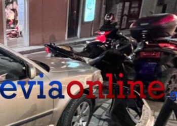 Εύβοια: Σύγκρουση αυτοκινήτων στη Χαλκίδα – Παραβίασε «Stop» και έριξε όχημα πάνω σε μηχανές