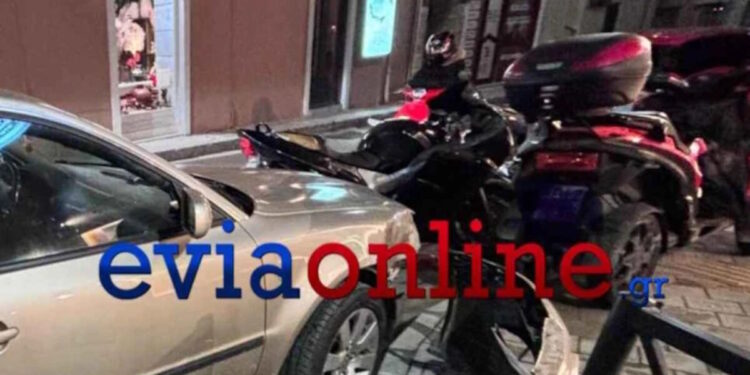 Εύβοια: Σύγκρουση αυτοκινήτων στη Χαλκίδα – Παραβίασε «Stop» και έριξε όχημα πάνω σε μηχανές