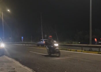 Παράσυρση πεζού από μηχανή στη λεωφόρο Μαραθώνος – Δύο τραυματίες, βίντεο από το σημείο