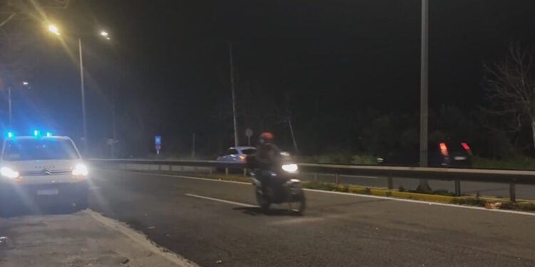 Παράσυρση πεζού από μηχανή στη λεωφόρο Μαραθώνος – Δύο τραυματίες, βίντεο από το σημείο