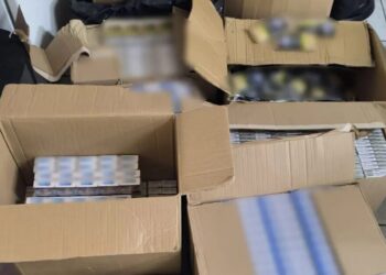 Περιστέρι: Αστυνομικοί της ΔΙΑΣ έπεσαν σε αγοραπωλησία λαθραίων τσιγάρων – Οι δράστες κρύφτηκαν στο ψιλικατζίδικο αλλά τελικά συνελήφθησαν