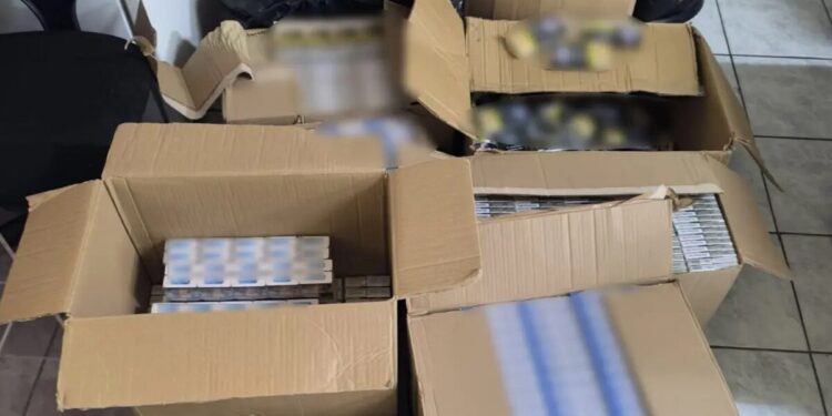 Περιστέρι: Αστυνομικοί της ΔΙΑΣ έπεσαν σε αγοραπωλησία λαθραίων τσιγάρων – Οι δράστες κρύφτηκαν στο ψιλικατζίδικο αλλά τελικά συνελήφθησαν