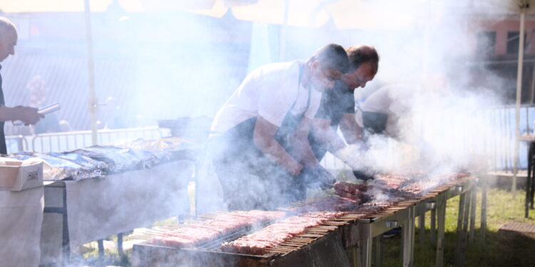 Τσικνοπέμπτη στην Αθήνα: Βγήκαν ψησταριές και κρέατα στη Βαρβάκειο – Ξέφρενος χορός σε Ερμού και Κοτζιά
