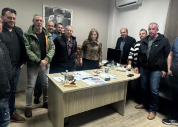 Συνάντηση της Χριστίνας Σταρακά με επαγγελματίες οδηγούς ταξί της Αιτωλοακαρνανίας: «Είμαστε δίπλα στον δίκαιο αγώνα του κλάδου»