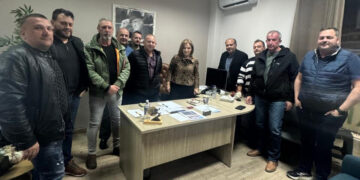 Συνάντηση της Χριστίνας Σταρακά με επαγγελματίες οδηγούς ταξί της Αιτωλοακαρνανίας: «Είμαστε δίπλα στον δίκαιο αγώνα του κλάδου»