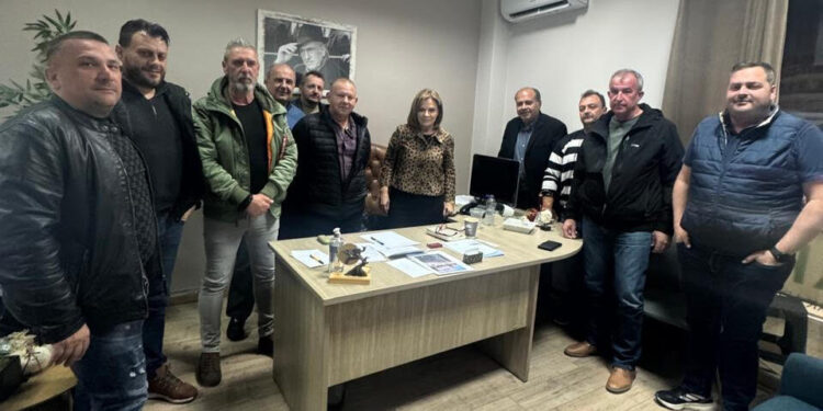 Συνάντηση της Χριστίνας Σταρακά με επαγγελματίες οδηγούς ταξί της Αιτωλοακαρνανίας: «Είμαστε δίπλα στον δίκαιο αγώνα του κλάδου»