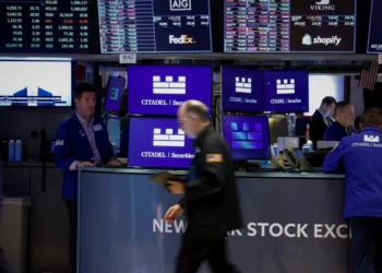 Στο κόκκινο παραμένουν χρυσός και ασήμι – Η εικόνα σε πετρέλαιο και Bitcoin