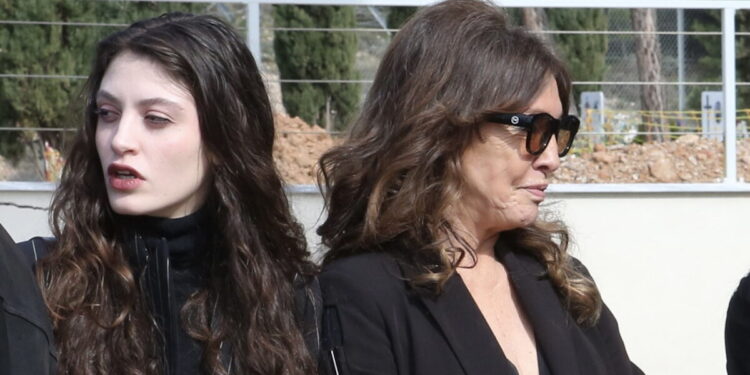 Λάκης Ραπτάκη: Το τελευταίο «αντίο» στον επιχειρηματία – Συντετριμμένη η Βάνα Μπάρμπα, στο πλευρό της η κόρη της