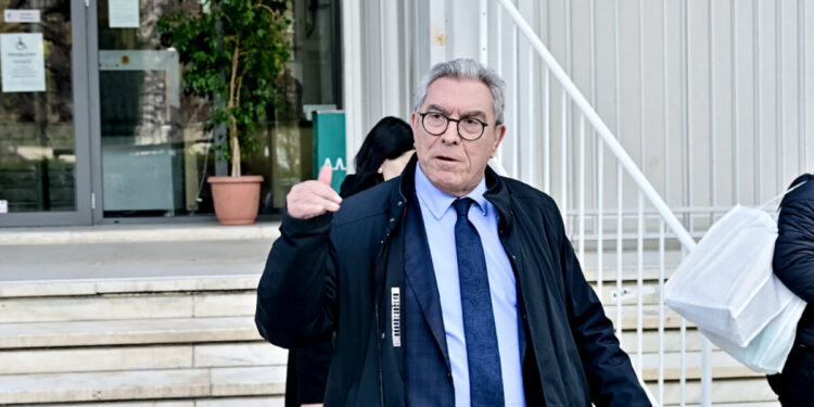 Ένταση στη δίκη για τα Τέμπη: «Εγώ δεν παίζω θέατρο», είπε ο Καπερνάρος, «ντροπή να λες κάτι τέτοιο για τους γονείς» του απάντησαν