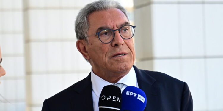 Βασίλης Καπερνάρος κατά Πάνου Ρούτσι: «Περιφέρεται στη δικαστική αίθουσα σαν νταής, προπηλάκισε και έβρισε δικηγόρους»