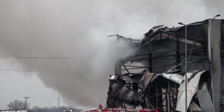 Βιολάντα: Ρίχνουν χημικές ουσίες στον χώρο για να «απενεργοποιήσουν» το προπάνιο και να επανεκκινήσουν οι έρευνες στο εργοστάσιο