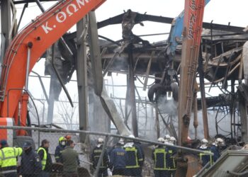 Βιολάντα: Στο «σημείο μηδέν» της έκρηξης εστιάζουν οι αρχές – Συλλέγουν δείγματα από το μολυσμένο χώμα και το οξειδωμένο δίκτυο