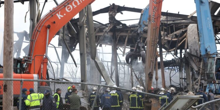 Βιολάντα: Στο «σημείο μηδέν» της έκρηξης εστιάζουν οι αρχές – Συλλέγουν δείγματα από το μολυσμένο χώμα και το οξειδωμένο δίκτυο